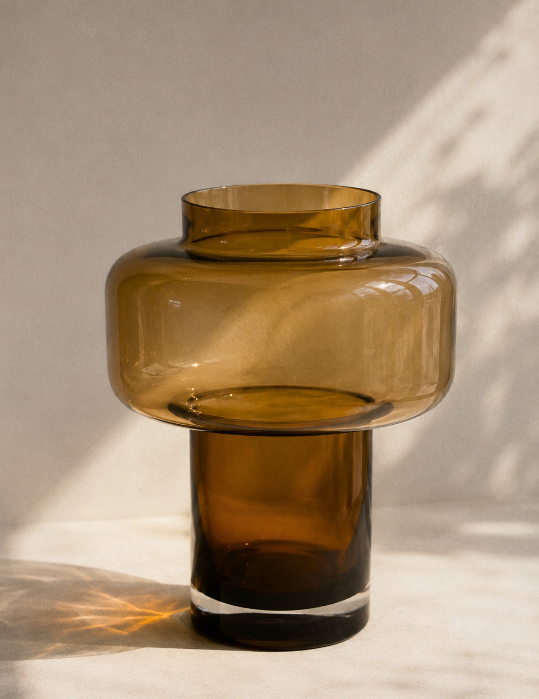 Bernsteinfarbene Glasvase mit skulpturaler Silhouette