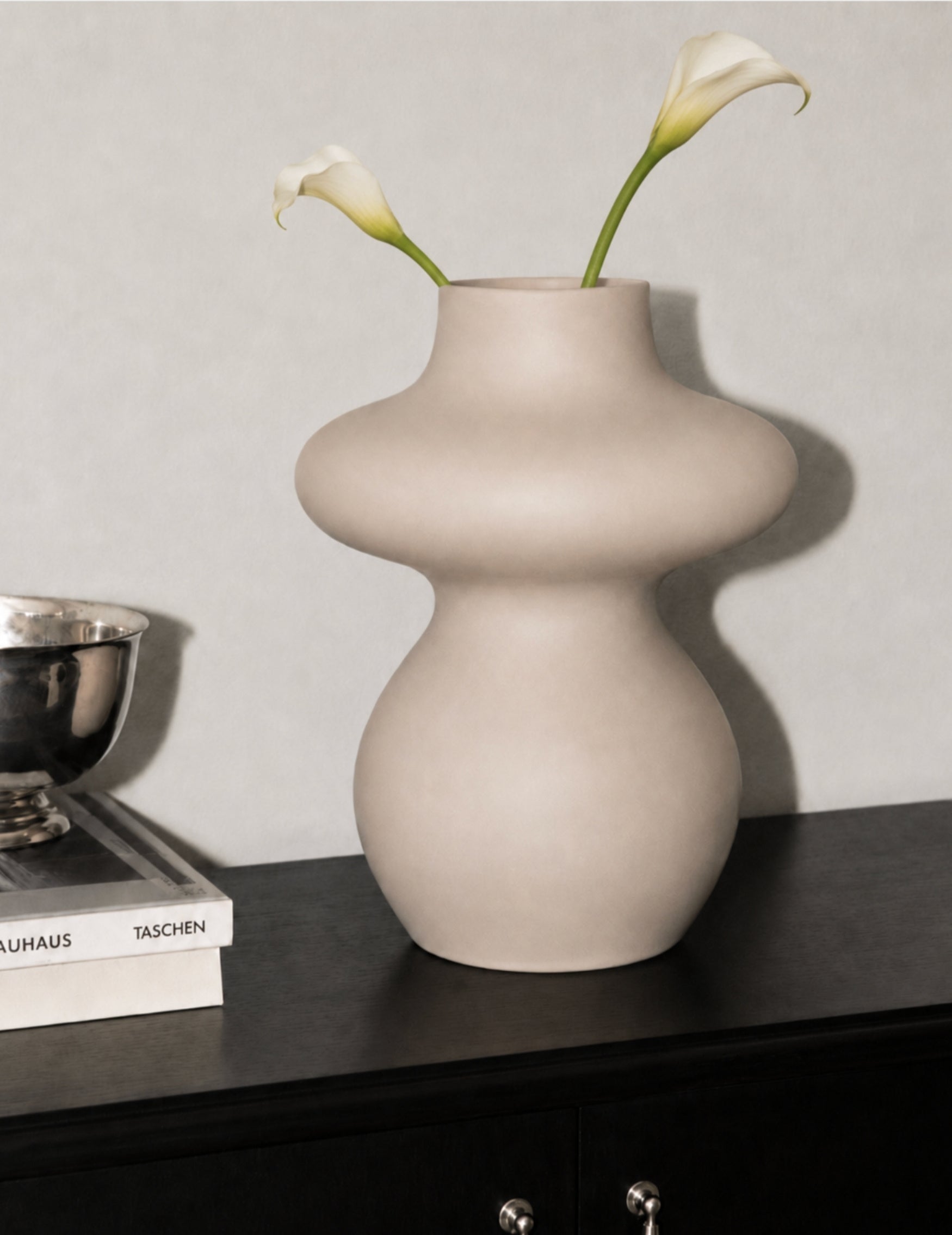 Skulpturale Keramikvase in warmem Beige