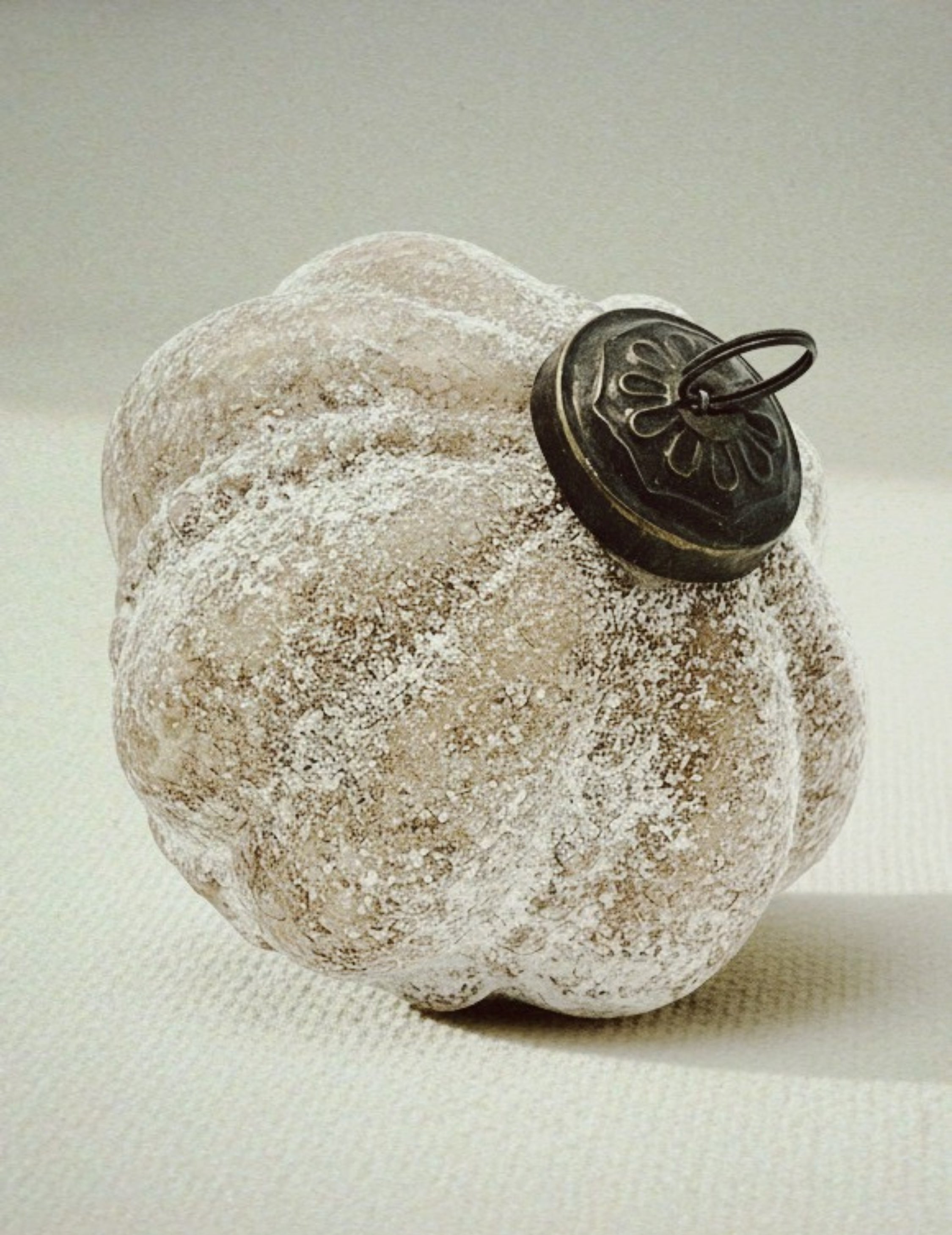 Weihnachtskugel Zapfen mit Schnee Altrosa