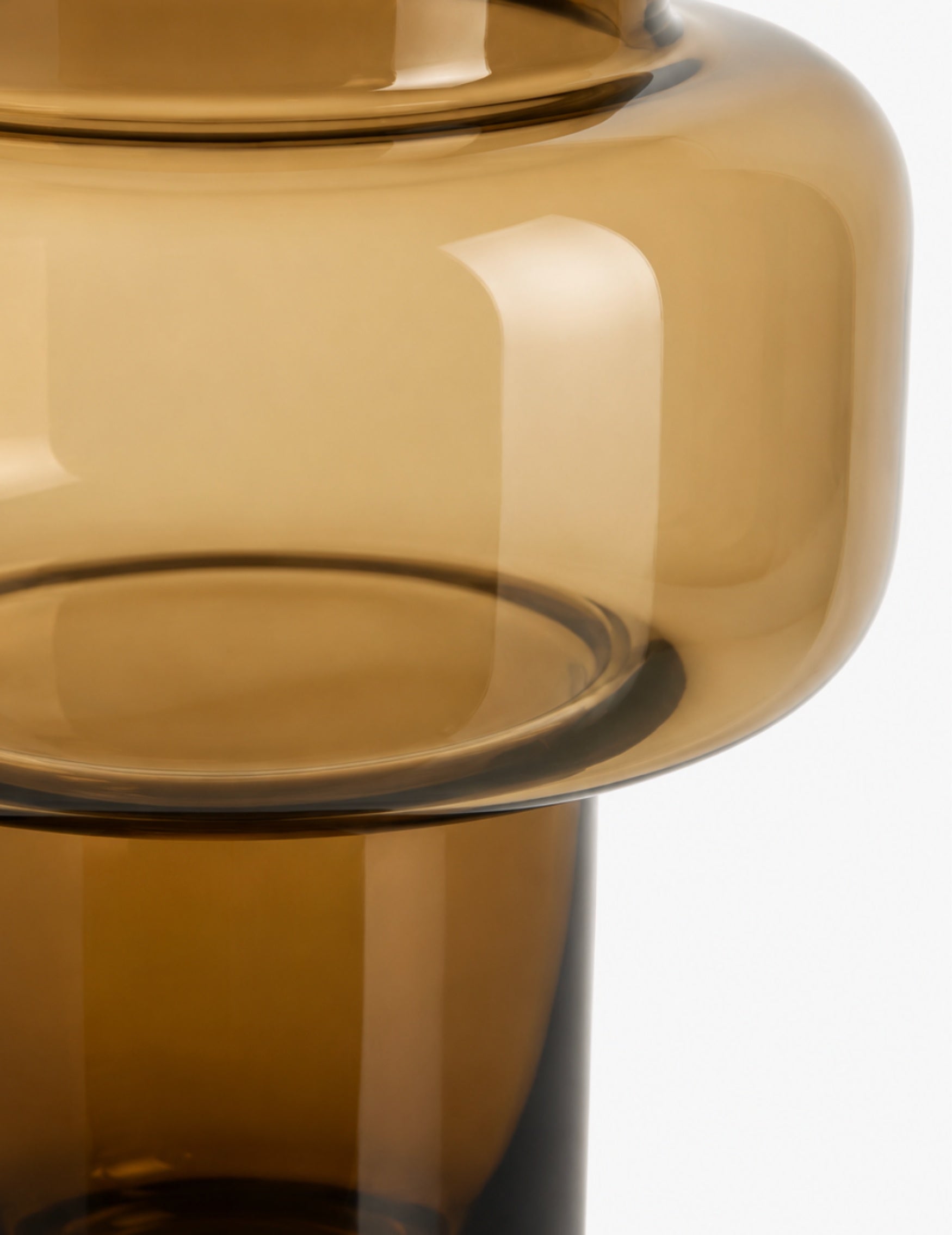 Bernsteinfarbene Glasvase mit skulpturaler Silhouette