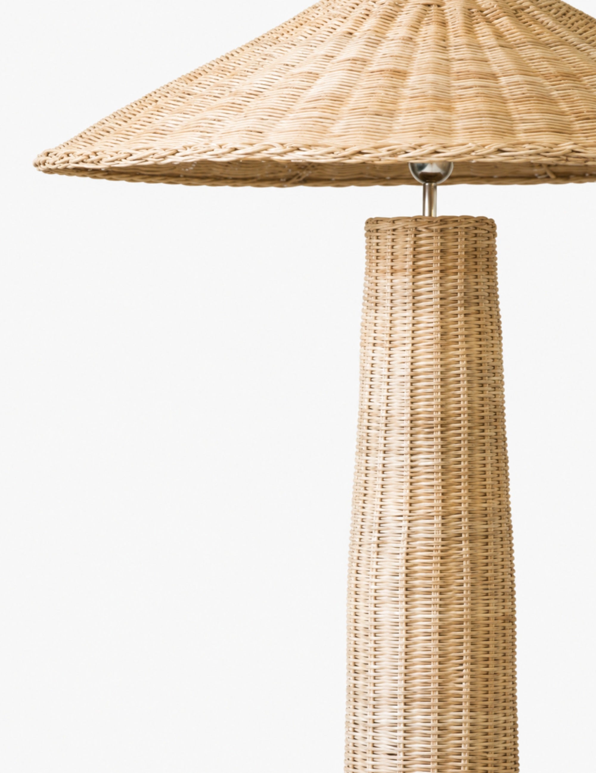 Rattan-Stehlampe mit konischem Lampenschirm