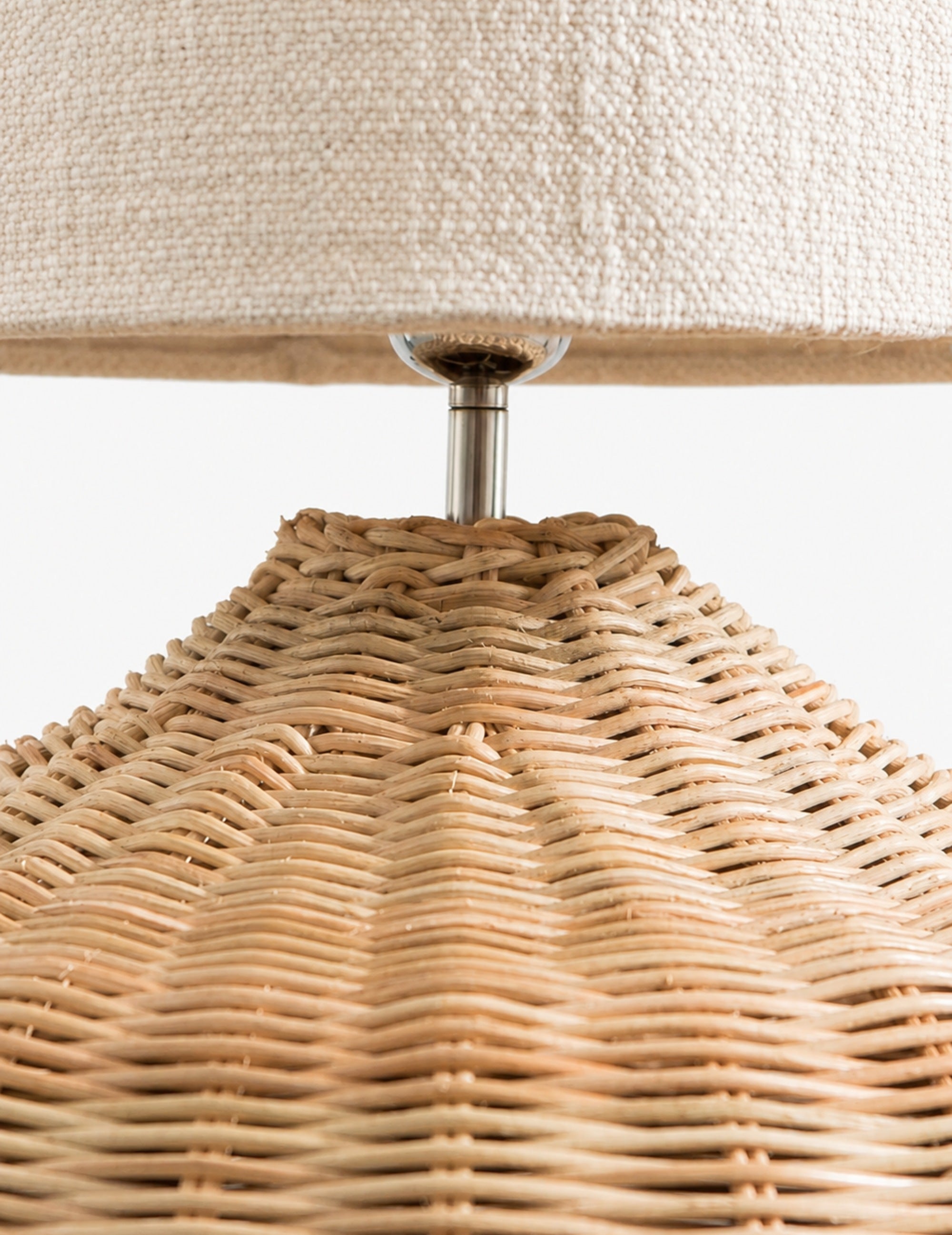 Rattan-Lampe mit konischem Lampenschirm