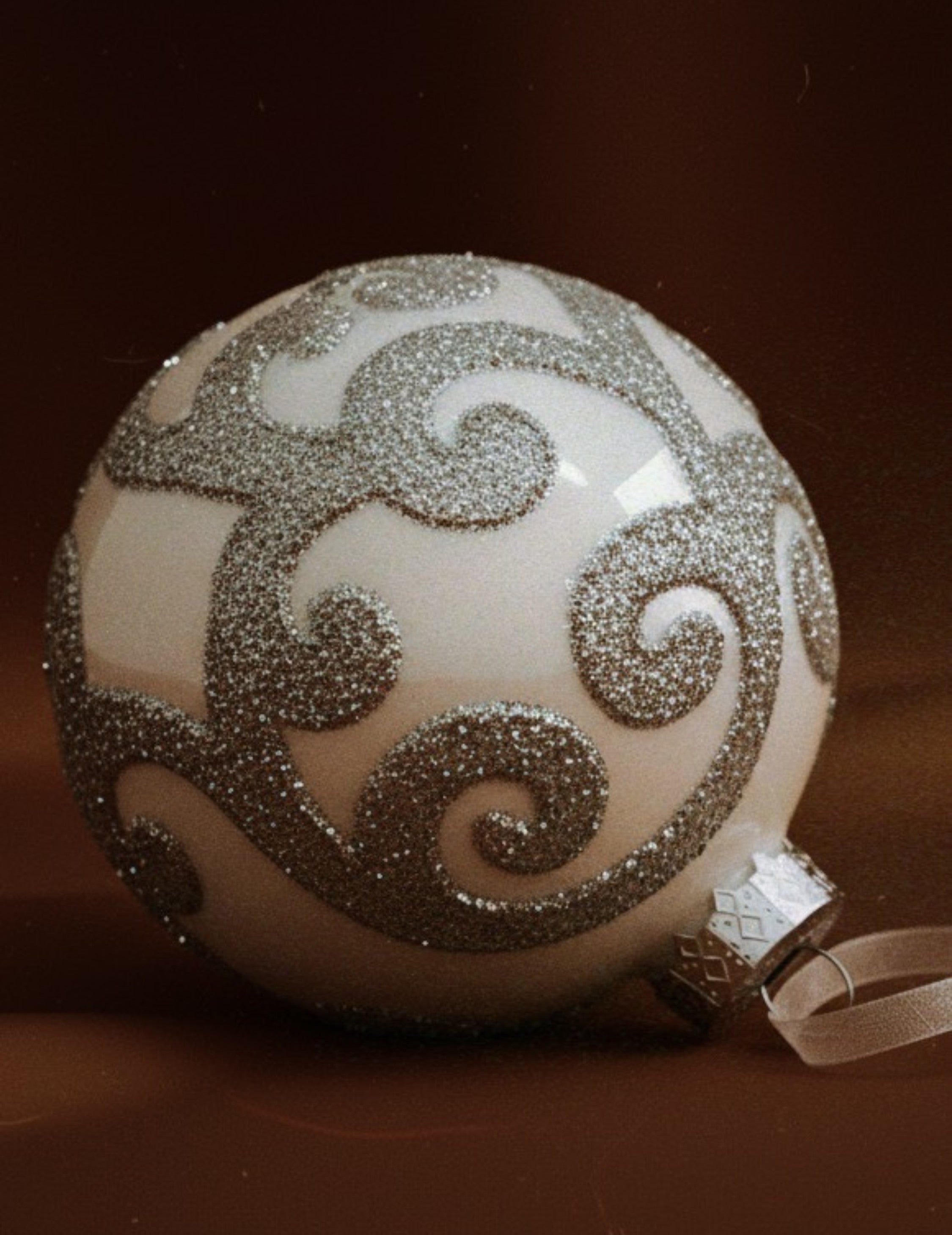 Weihnachtskugel mit Ornamenten Weiß Silber