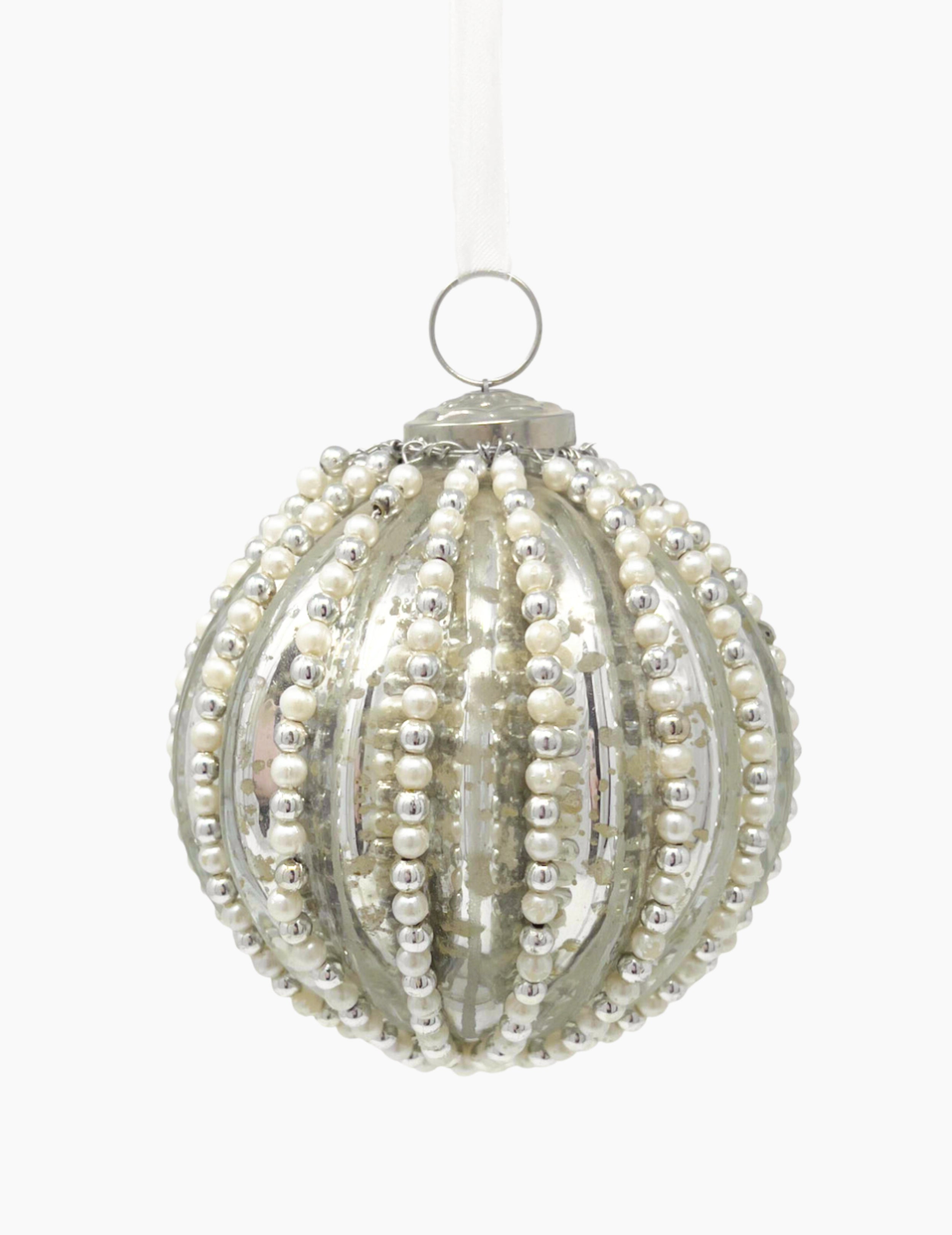 Weihnachtskugel aus Glas mit Perlen