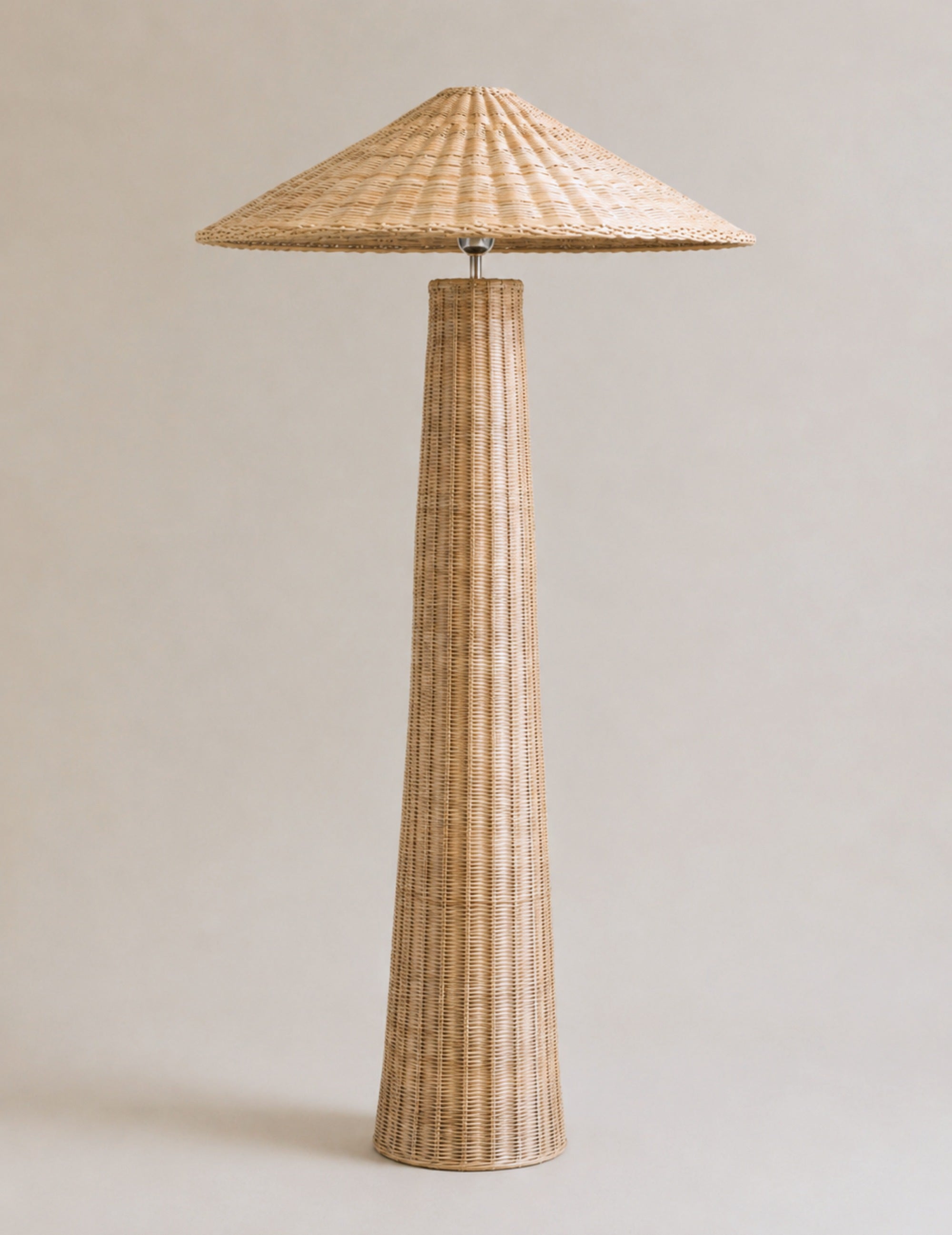Rattan-Stehlampe mit konischem Lampenschirm