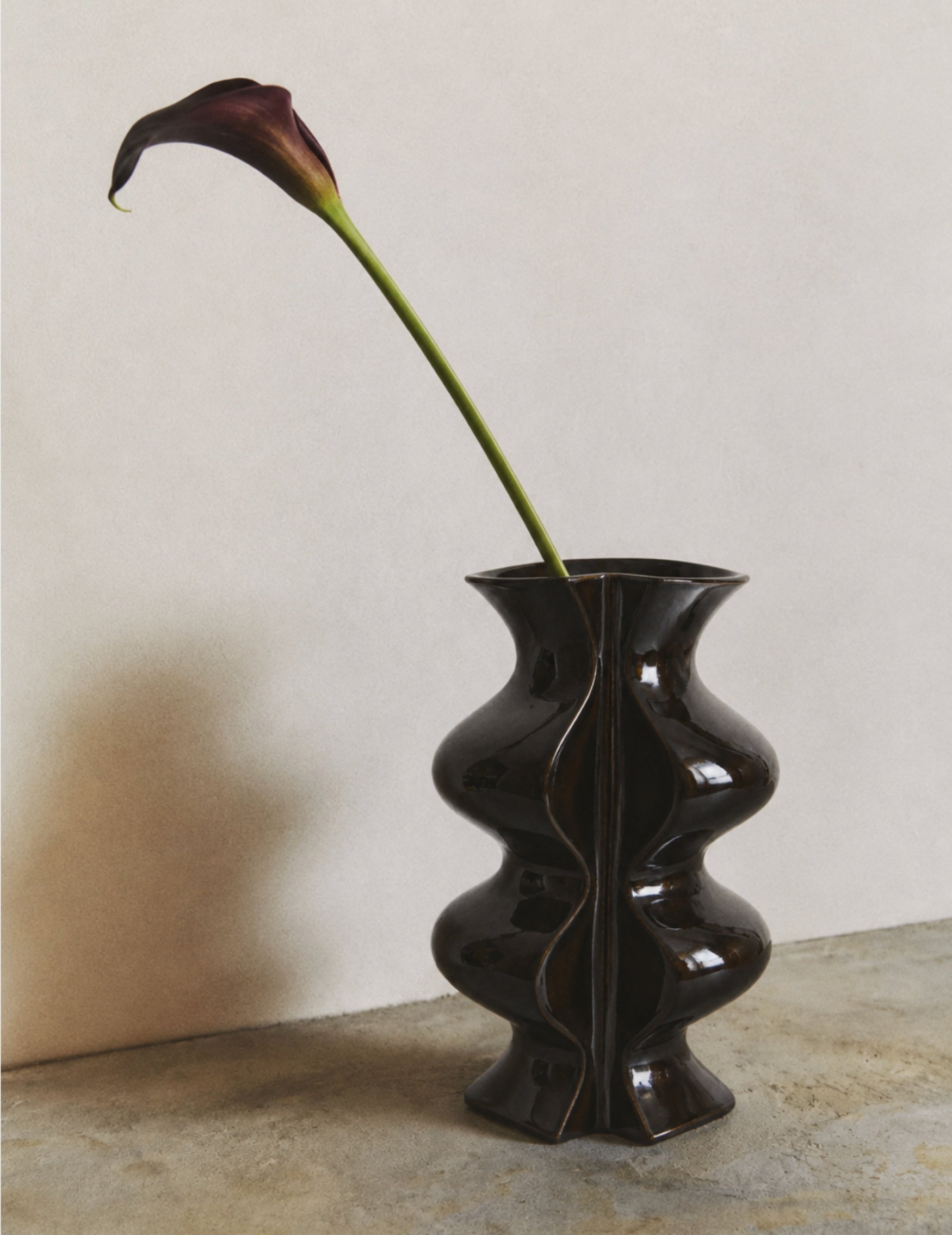 Skulpturale Vase aus Steingut Dunkelbraun