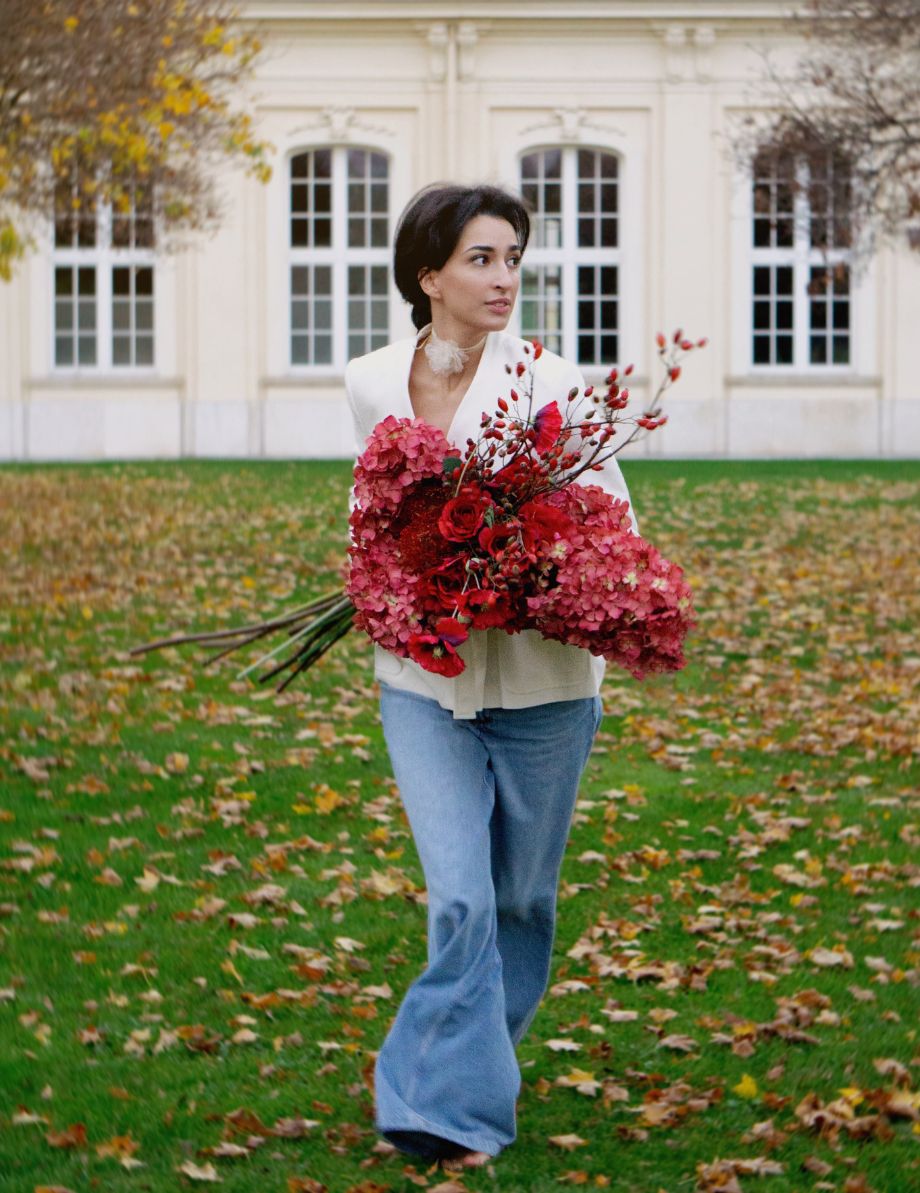 Roter Kunstblumenstrauß aus Hortensie, Heckenrose, Mohnblume, Nadelkissenblume Protea