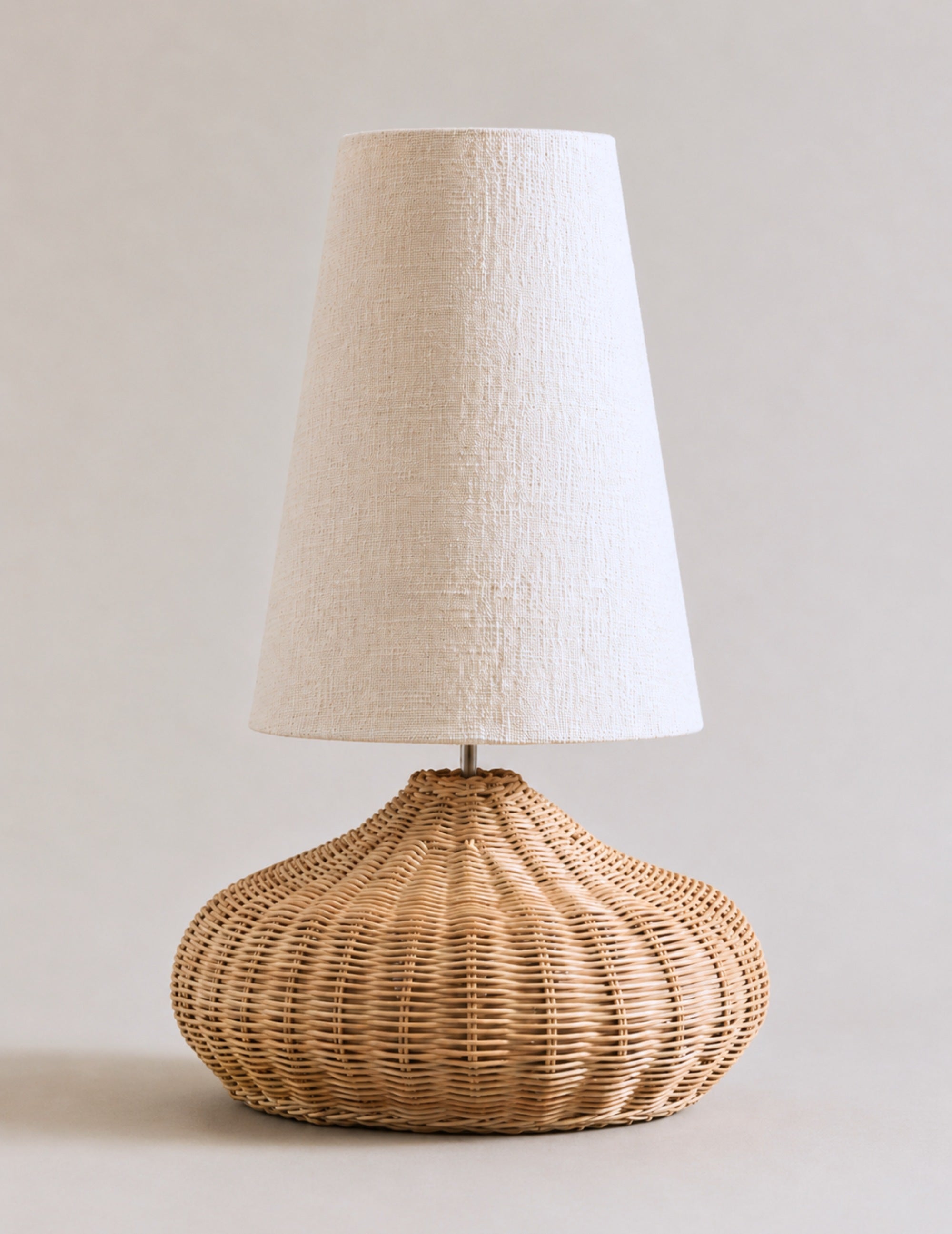 Rattan-Lampe mit konischem Lampenschirm