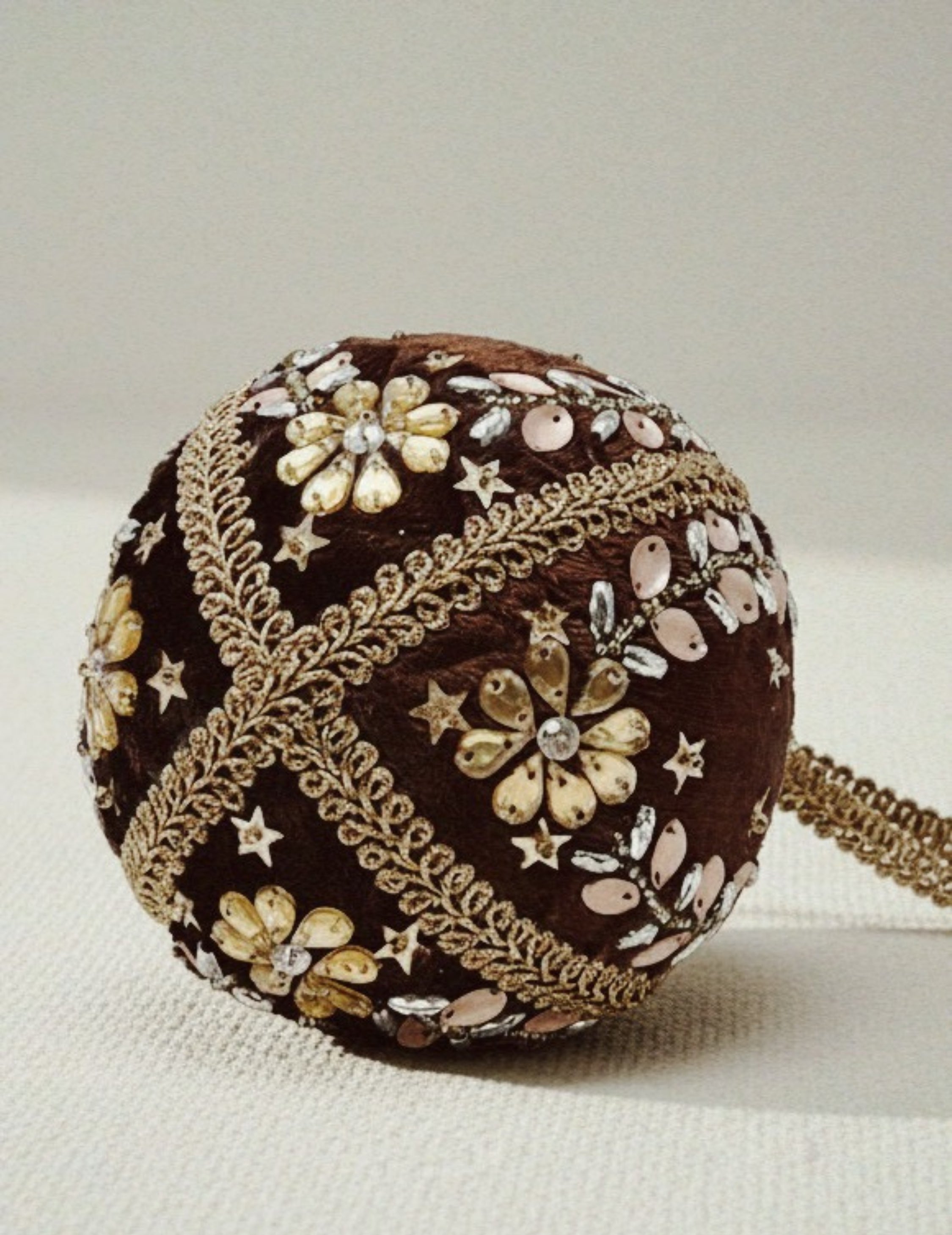 Bestickte Weihnachtskugel Samt Braunrot