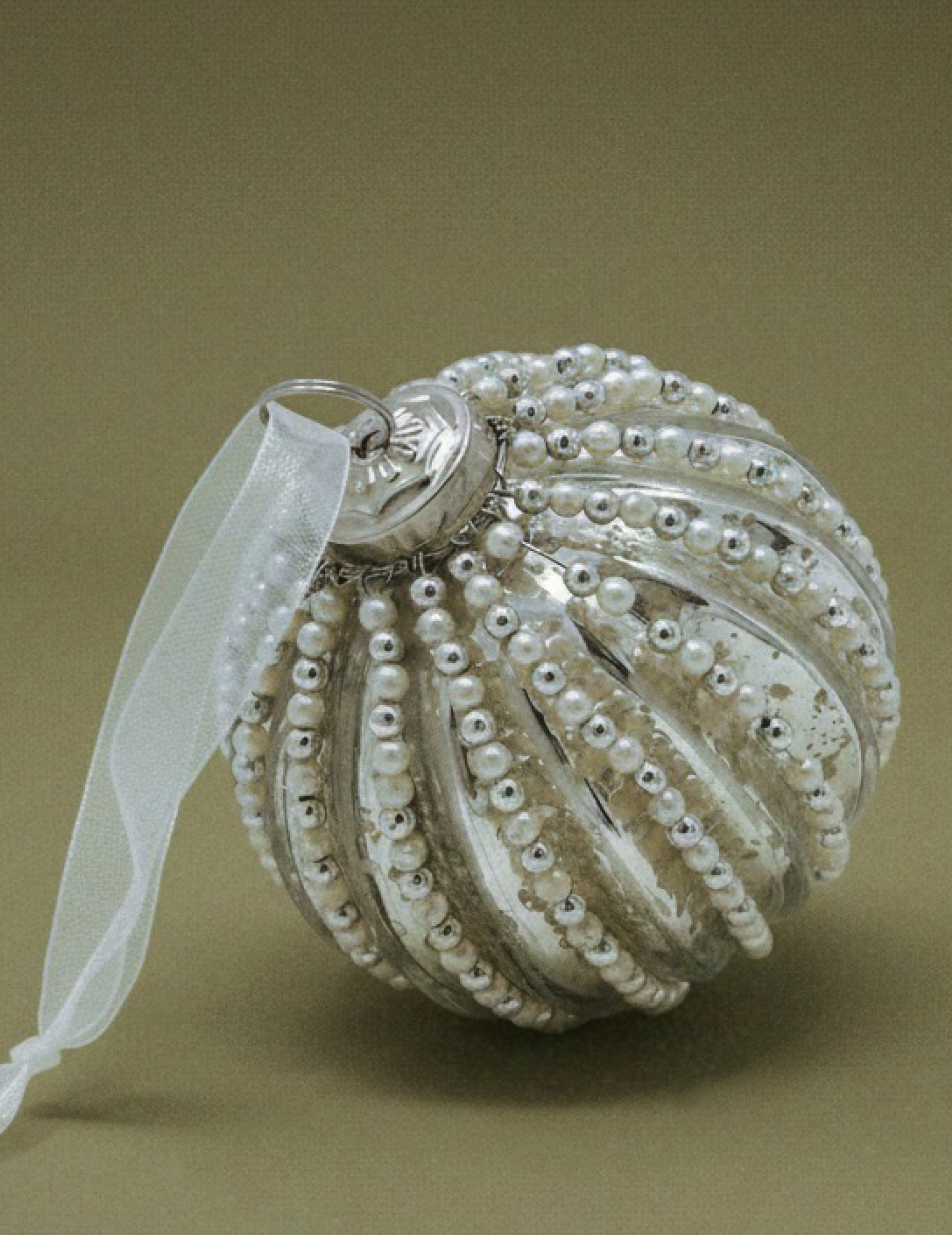 Weihnachtskugel aus Glas mit Perlen