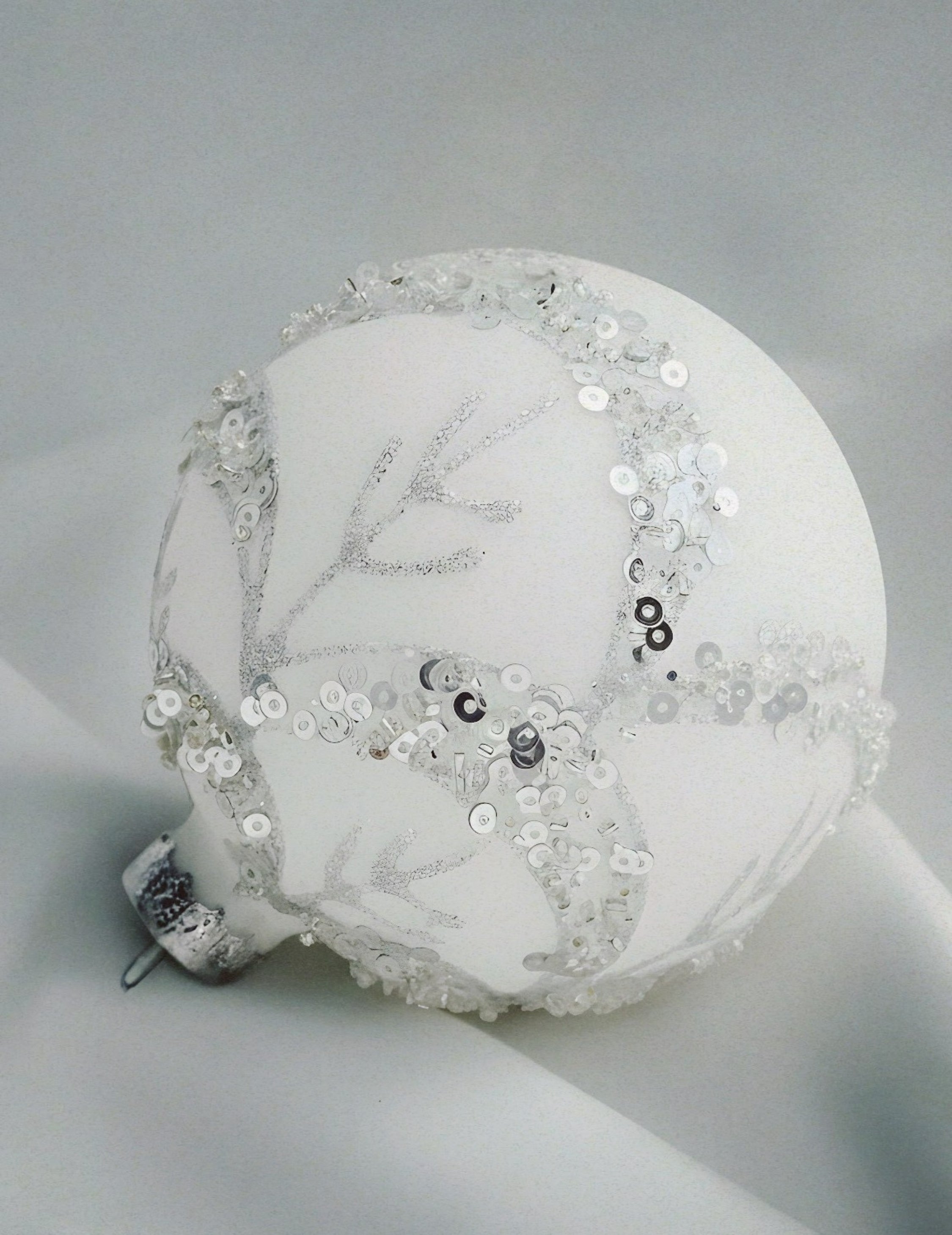 Weihnachtskugel aus Glas mit Pailletten Silber