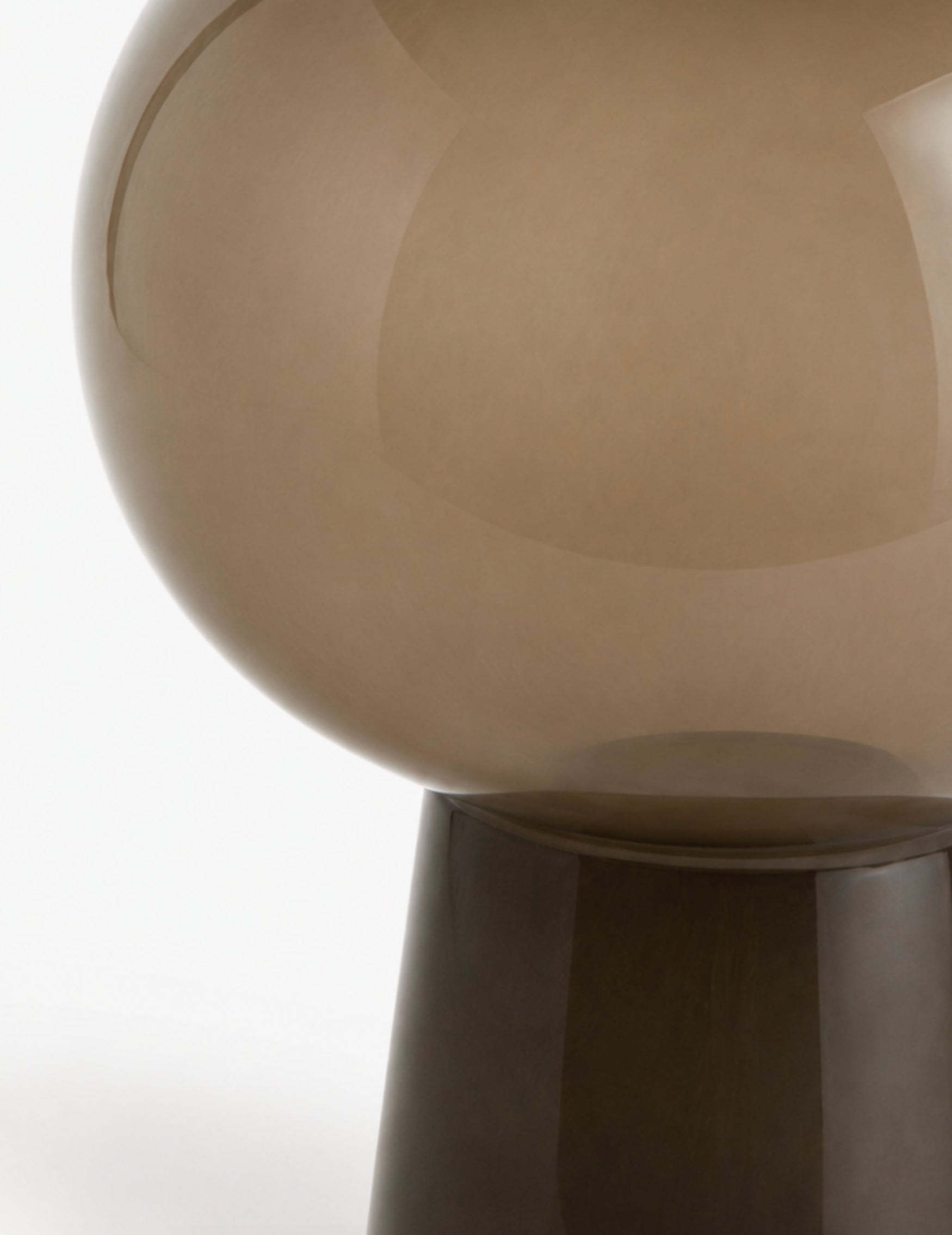 Glasvase in Rauchbraun mit glänzendem Finish
