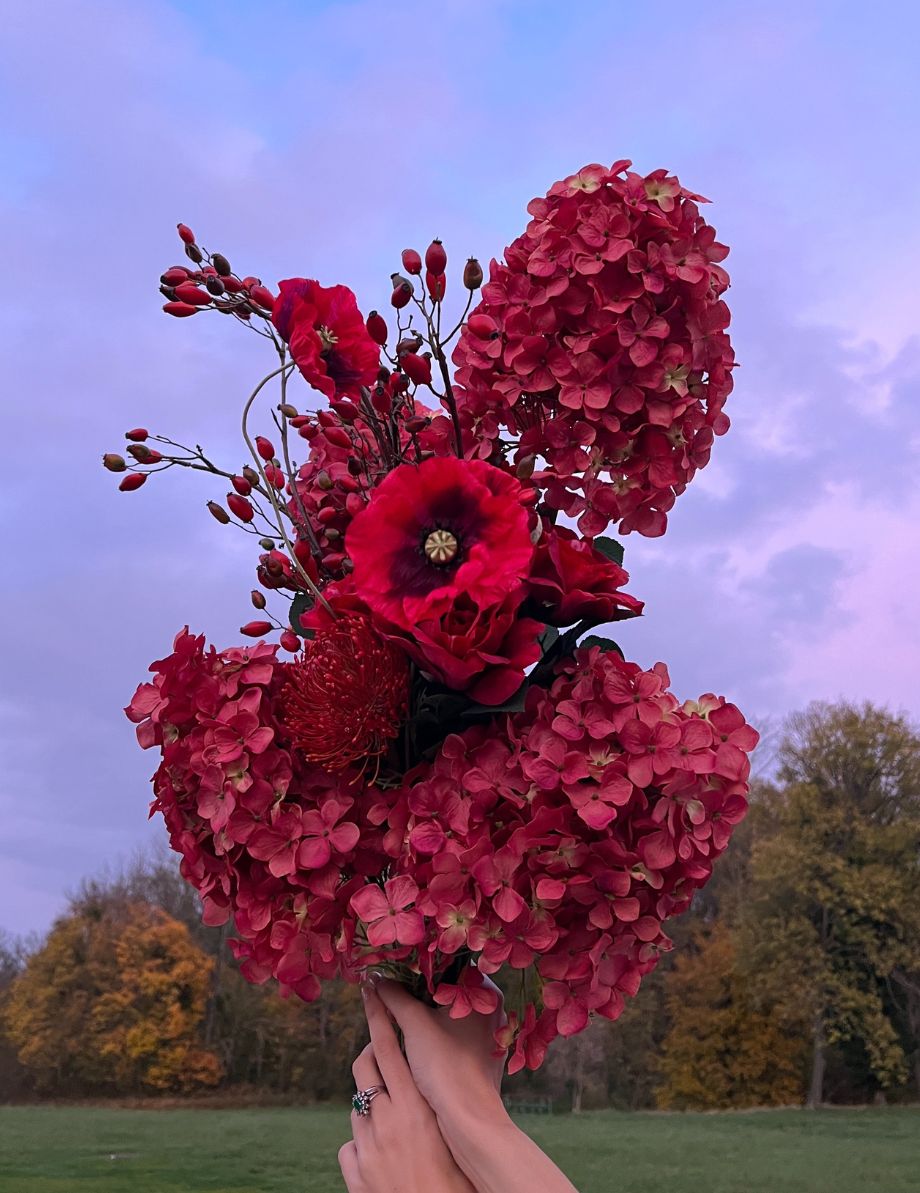 Roter Kunstblumenstrauß aus Hortensie, Heckenrose, Mohnblume, Nadelkissenblume Protea